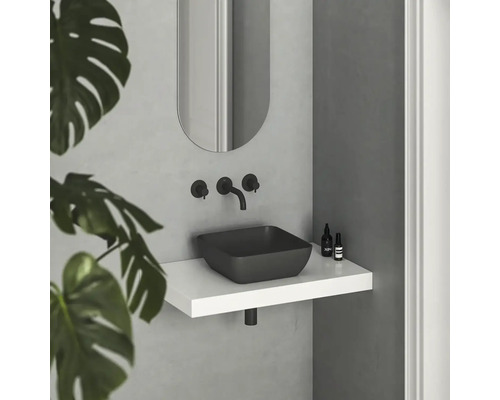 Moderná kúpeľňa s umývadlom, umývadlovou misou, batériou a zrkadlom