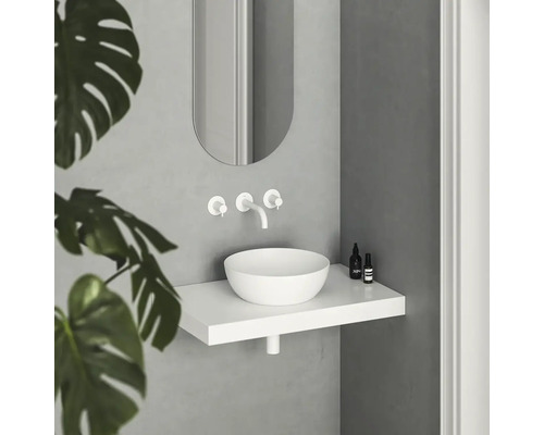 Moderná kúpeľňa s umývadlom na dosku, vodovodnou batériou, zrkadlom a policou