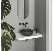 Moderná kúpeľňa s umývadlom na dosku, batériou a zrkadlom