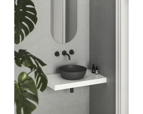 Moderná kúpeľňa s umývadlom na dosku, batériou a zrkadlom