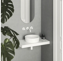 Moderná kúpeľňa s okrúhlym umývadlom na dosku, vodovodnou batériou a zrkadlom