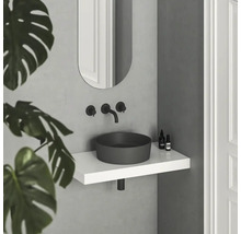 Moderná kúpeľňa s umývadlom na dosku, zrkadlom a batériami