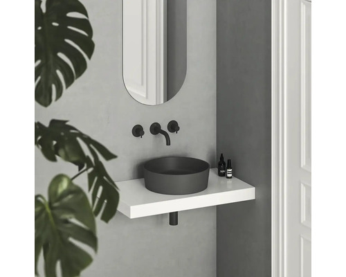 Moderná kúpeľňa s umývadlom na dosku, zrkadlom a batériami