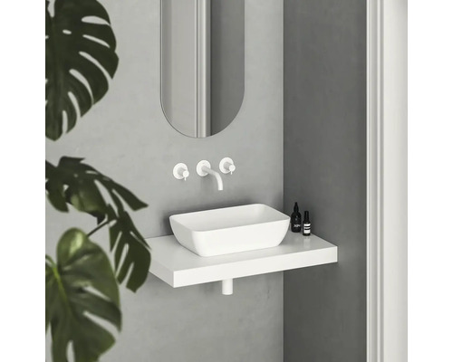 Moderná kúpeľňa s umývadlom na dosku, batériou a zrkadlom