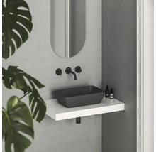 Moderná kúpeľňa s čiernym umývadlom na dosku, batériou a zrkadlom nad bielou policou