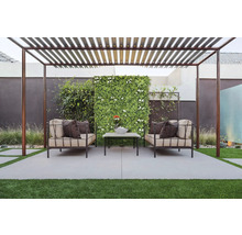 Terasa s pergolou, pohovkami, konferenčným stolíkom a stenou z rastlín pre relaxačný vonkajší priestor.