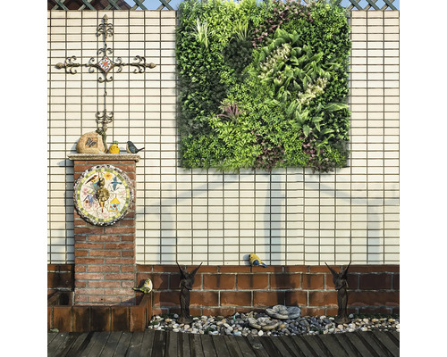 Dekoratívna záhrada s vertikálnym záhonom, ornamentom a sochami