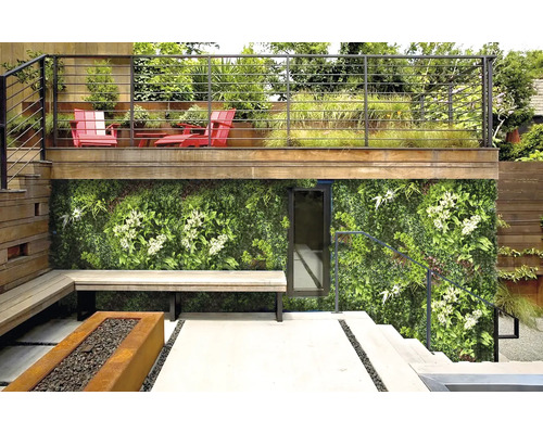 Vonkajší priestor so zelenou stenou, lavičkou a ohniskom