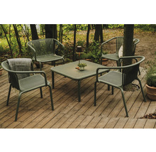 Záhradná scéna so štvorcovým stolom a štyrmi stoličkami na drevenej terase