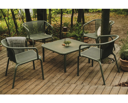 Záhradná scéna so štvorcovým stolom a štyrmi stoličkami na drevenej terase