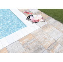 Bazénová terasa s betónovými dlaždicami, uterákmi a sandálmi