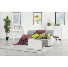 Obývacia izba s pohovkou, stolom, izbovou rastlinou, komodou a vykurovaním do obytných priestorov.