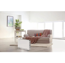 Obývacia izba s pohovkou, stolom a konvektorovým vykurovaním do interiéru