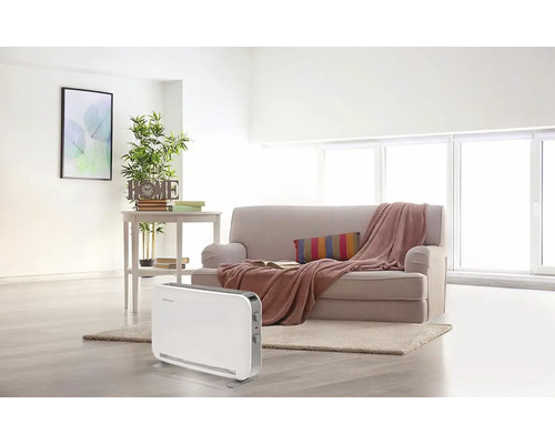 Obývacia izba s pohovkou, stolom a konvektorovým vykurovaním do interiéru