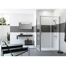 Moderná kúpeľňa so sprchou, umývadlom a štýlovým vybavením