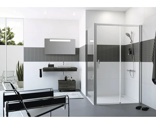 Moderná kúpeľňa so sprchou, umývadlom a štýlovým vybavením