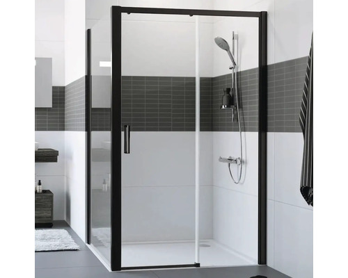 Sprchovací kút s čiernym rámom a sklenenou stenou v kúpeľni