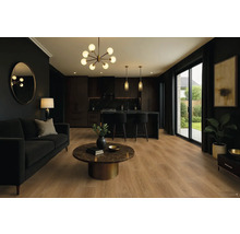 Obývacia izba s pohovkou, konferenčným stolíkom a otvorenou kuchyňou s barovým stolom