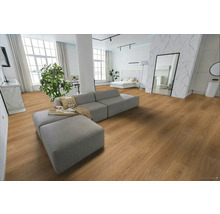 Svetlá obývacia izba s drevenou podlahou, pohovkou a dekoratívnymi prvkami