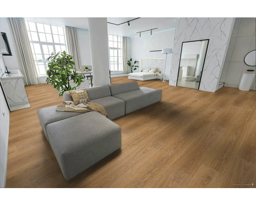 Svetlá obývacia izba s drevenou podlahou, pohovkou a dekoratívnymi prvkami