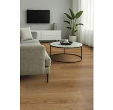 Obývacia izba s pohovkou, konferenčným stolíkom a drevenou podlahou