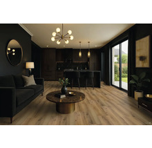 Obývacia izba s pohovkou, kuchynským pultom a drevenou podlahou