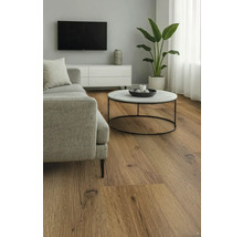 Obývacia izba s pohovkou, konferenčným stolíkom a drevenou podlahou