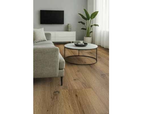 Obývacia izba s pohovkou, konferenčným stolíkom a drevenou podlahou