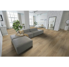 Svetlá, priestranná obývacia izba s modulárnou pohovkou a laminátovou podlahou s dreveným vzhľadom