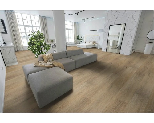 Svetlá, priestranná obývacia izba s modulárnou pohovkou a laminátovou podlahou s dreveným vzhľadom