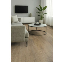 Svetlá obývacia izba s pohovkou, konferenčným stolíkom a televízorom pre moderné bývanie.