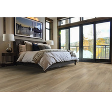 Spálňa s manželskou posteľou a drevenou podlahou