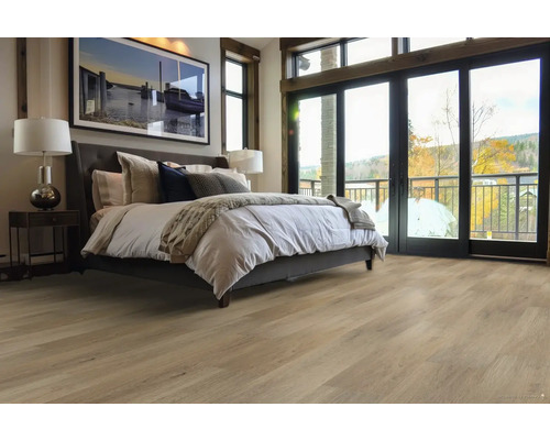 Spálňa s manželskou posteľou a drevenou podlahou