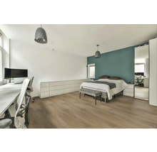 Svetlá spálňa s pracovným priestorom, manželskou posteľou, komodou a dvoma závesnými svietidlami