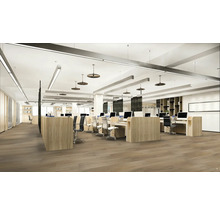 Svetlá kancelária s počítačmi a písacími stolmi