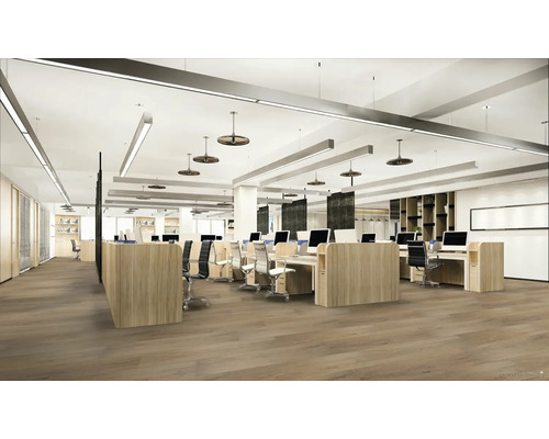 Svetlá kancelária s počítačmi a písacími stolmi