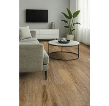 Obývacia izba s pohovkou, konferenčným stolíkom a drevenou podlahou