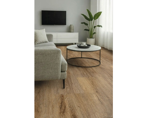 Obývacia izba s pohovkou, konferenčným stolíkom a drevenou podlahou