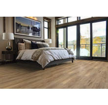 Spálňa s manželskou posteľou a drevenou podlahou