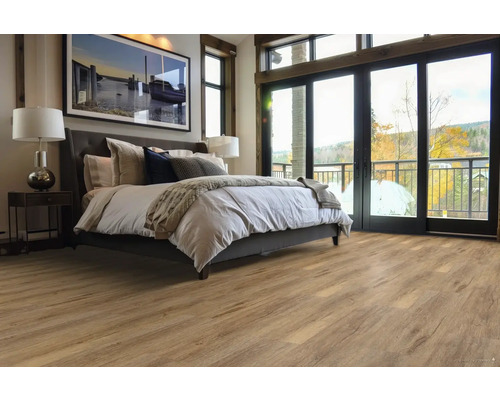 Spálňa s manželskou posteľou a drevenou podlahou