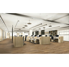 Kancelársky priestor so stolmi, počítačmi a kancelárskymi stoličkami