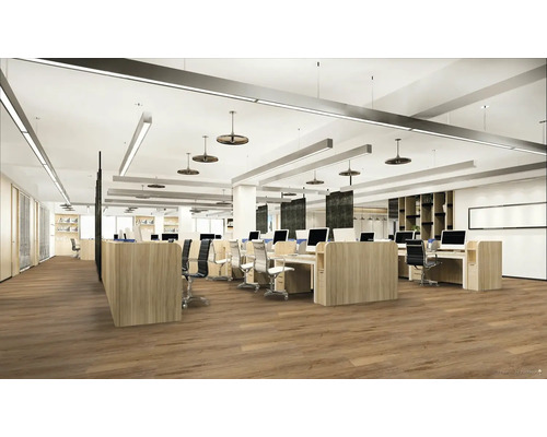 Kancelársky priestor so stolmi, počítačmi a kancelárskymi stoličkami