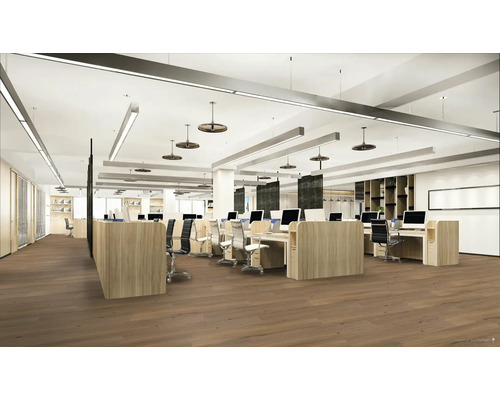 Kancelársky priestor so stolmi, stoličkami a počítačmi pod stropnými svetlami.