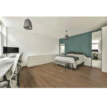 Svetlá spálňa s posteľou, stolom a osvetlením