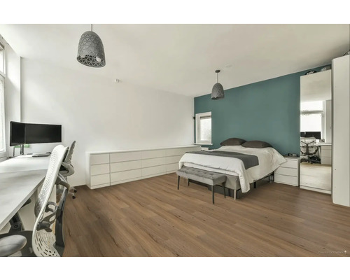 Svetlá spálňa s posteľou, stolom a osvetlením