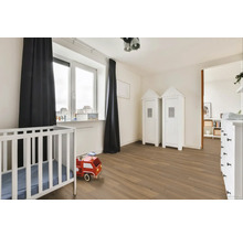 Svetlá detská izba s detskou postieľkou, drevenou podlahou a bielym nábytkom