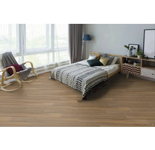 Spálňa s drevenou podlahou, posteľou a oknom