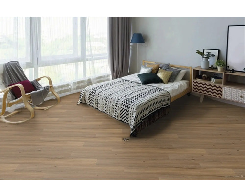 Spálňa s drevenou podlahou, posteľou a oknom