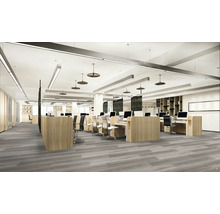 Kancelársky priestor so stolmi a kancelárskymi stoličkami