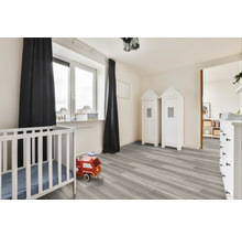 Svetlá detská izba s detskou postieľkou, hračkárskym hasičským autom a skriňami v tvare domu